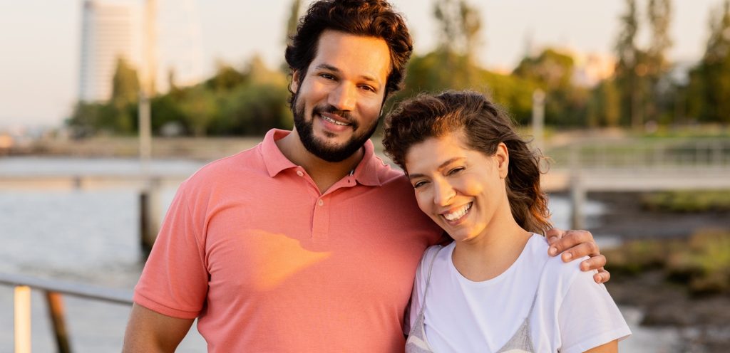 امرأة ورجل سعيدان