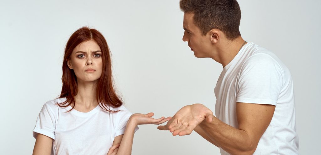 رجل يتكلّم وامرأة تتجاهله