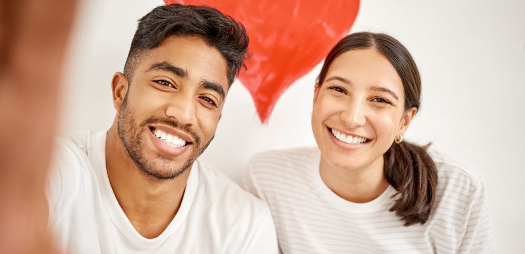 امرأة ورجل سعيدان