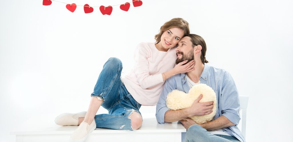 امرأة ورجل سعيدان