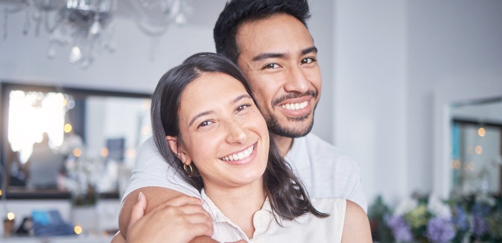 امرأة ورجل سعيدان