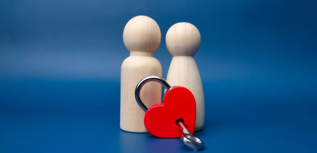 شكل شخصان خشبيّان مع قلب