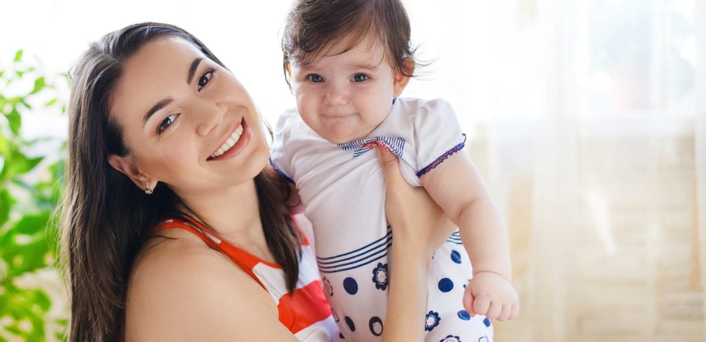 امرأة تحمل رضيعها