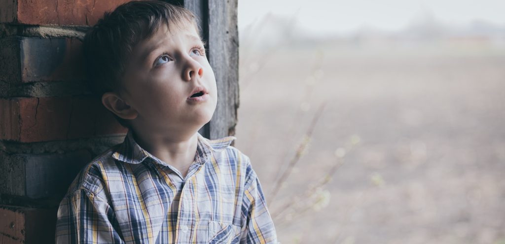 طفل حزين