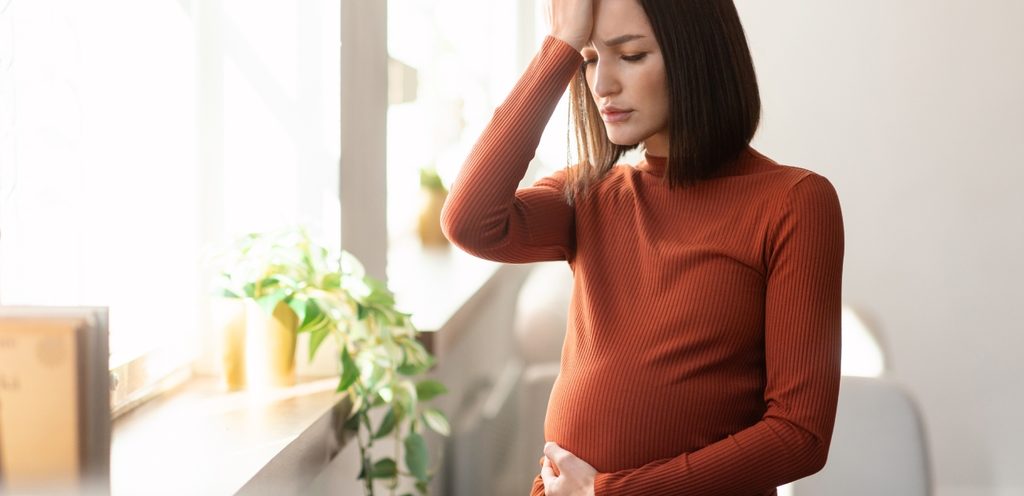 امرأة حامل تبدو متعبة