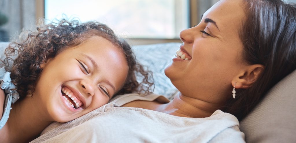 أم وطفلتها سعيدتان