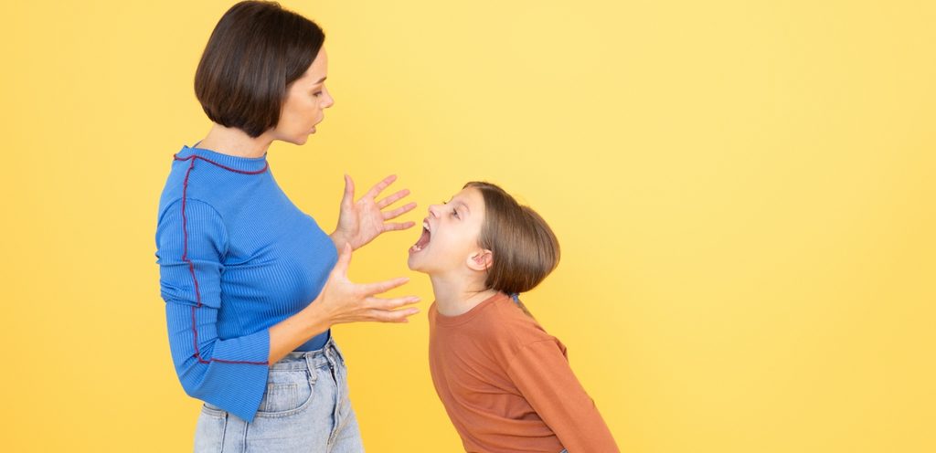 طفل يصرخ على والدته