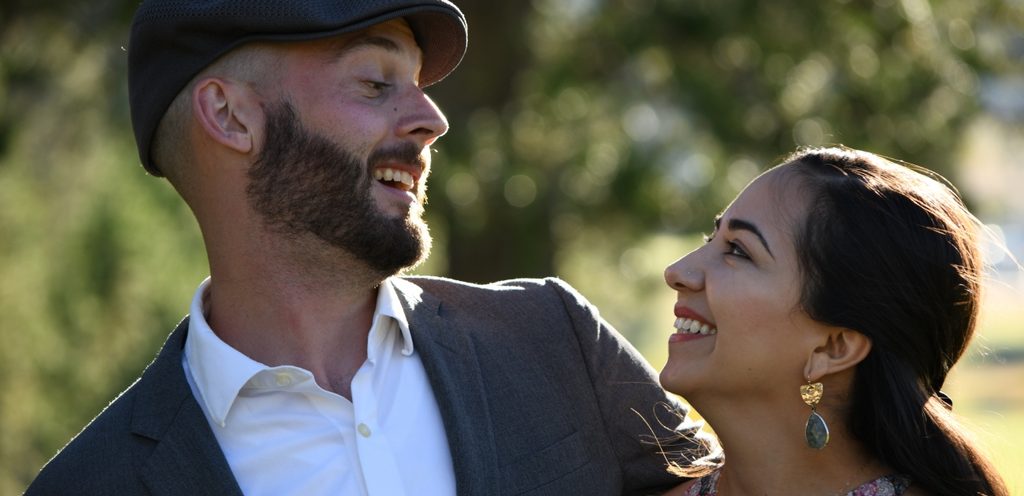 امرأة ورجل سعيدان