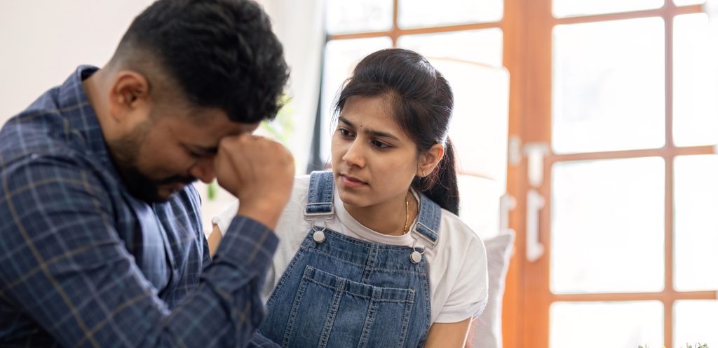 رجل حزين وامرأة تواسيه