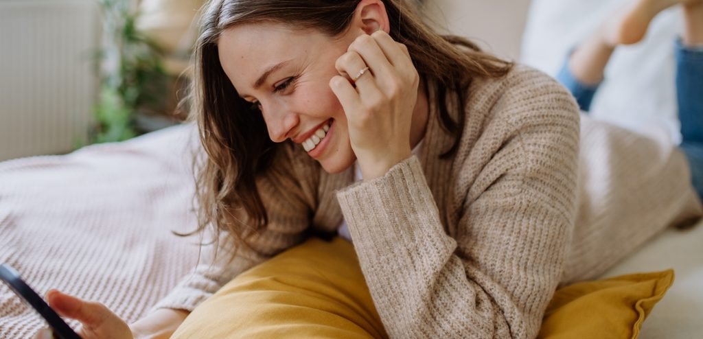 امرأة سعيدة تمسك هاتفها