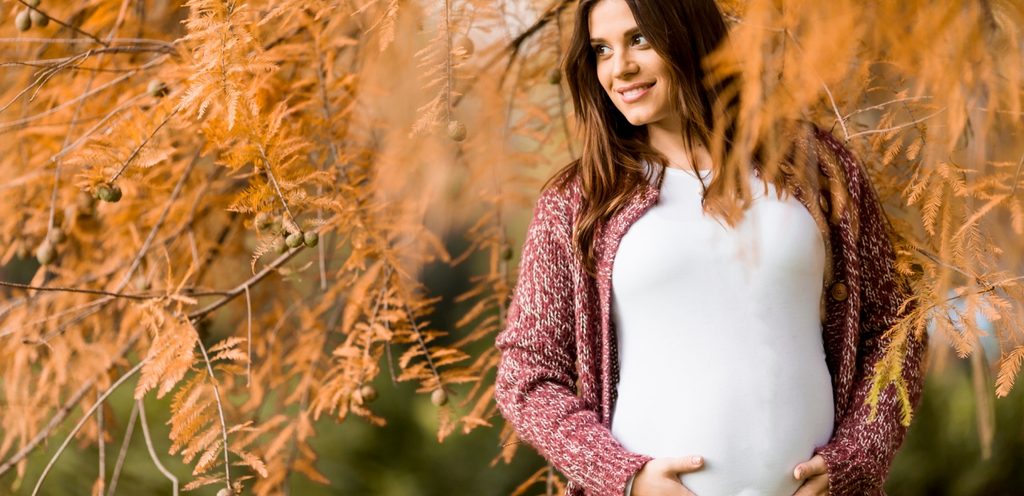 امرأة حامل سعيدة