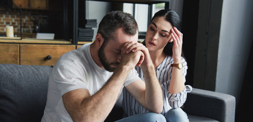 زوجان حزينان