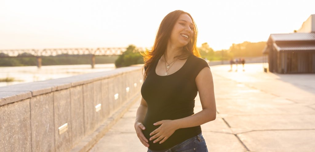 امرأة حامل سعيدة