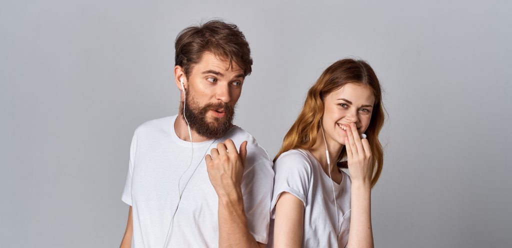 امرأة ورجل يضحكان