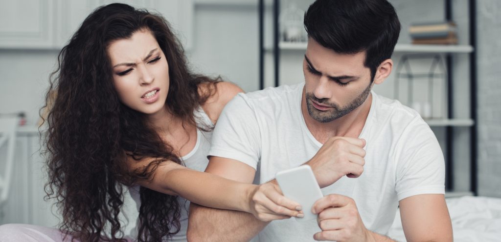 رجل يخون زوجته على الهاتف وهي تحاول أخذه منه