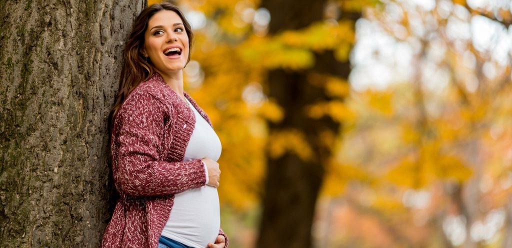 امرأة حامل سعيدة