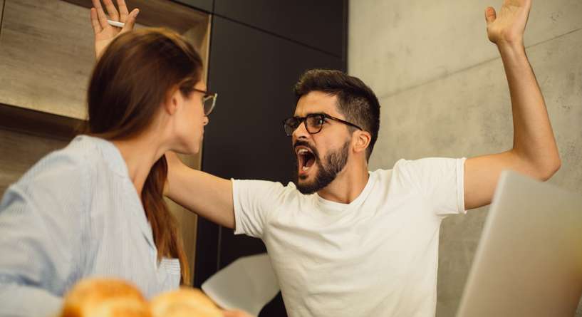 متى تتحول الغيرة الزائدة إلى قنبلة موقوتة تهدد الزواج؟