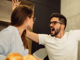 متى تتحول الغيرة الزائدة إلى قنبلة موقوتة تهدد الزواج؟