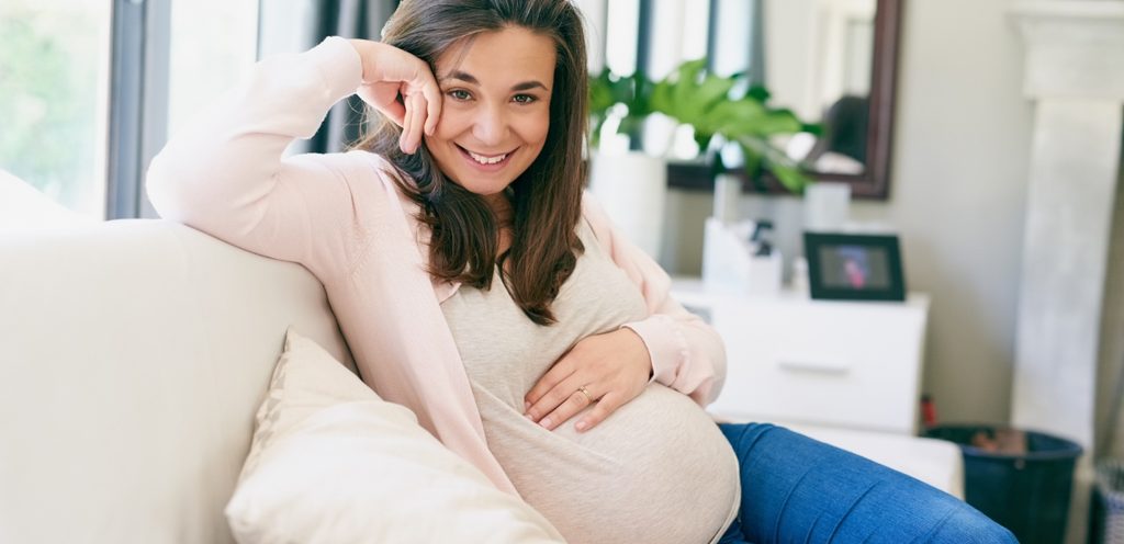 امرأة حامل سعيدة