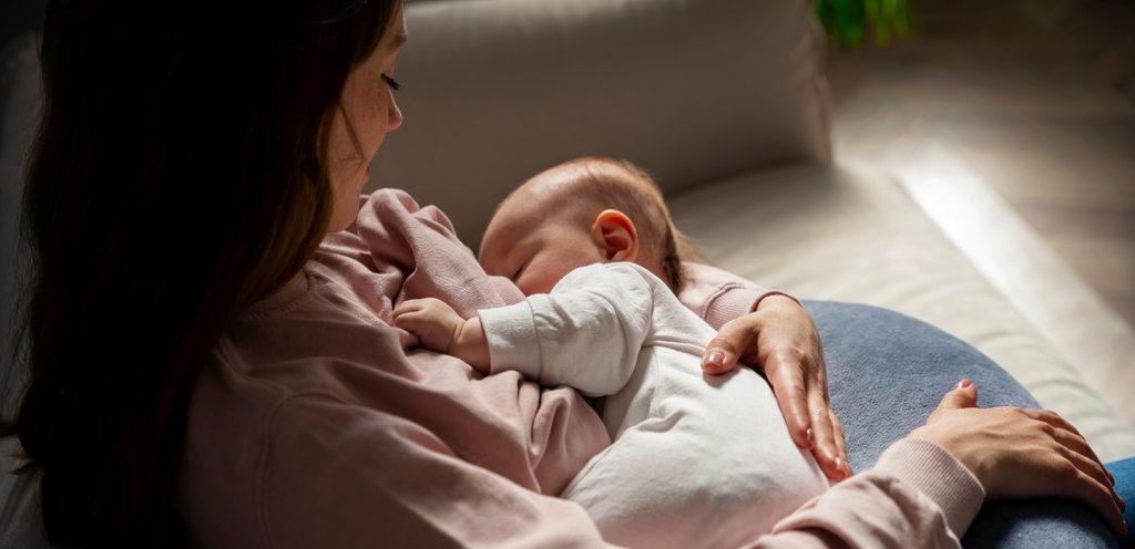 امرأة ترضع طفلها