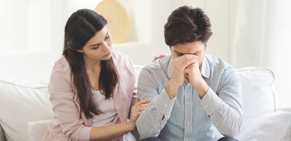 رجل حزين وزوجته تواسيه