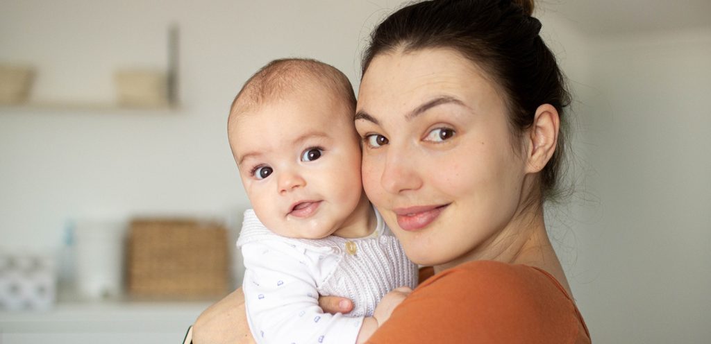 أمّ تحمل رضيعها