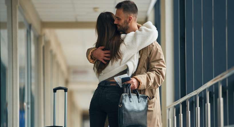 ما الذي يتغير حين يعود الشريك من السفر.. وهل تبقى العلاقة كما هي؟