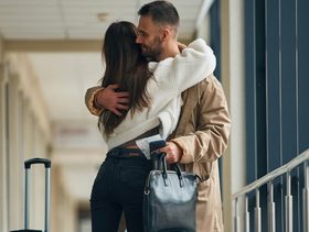 ما الذي يتغير حين يعود الشريك من السفر.. وهل تبقى العلاقة كما هي؟