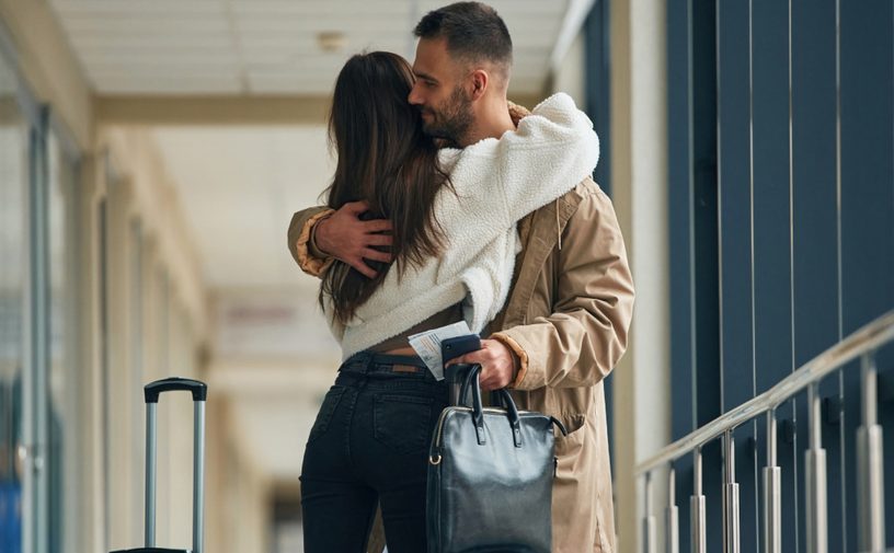 ما الذي يتغير حين يعود الشريك من السفر.. وهل تبقى العلاقة كما هي؟