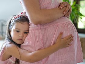 هل يتأثر الطفل الأول بالحمل الجديد؟