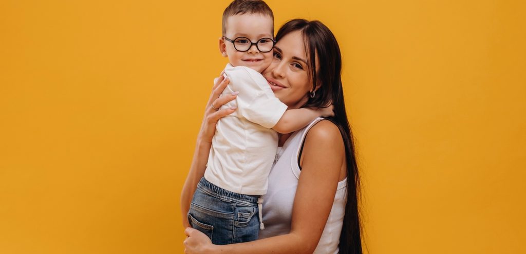 أمّ تحمل طفلها