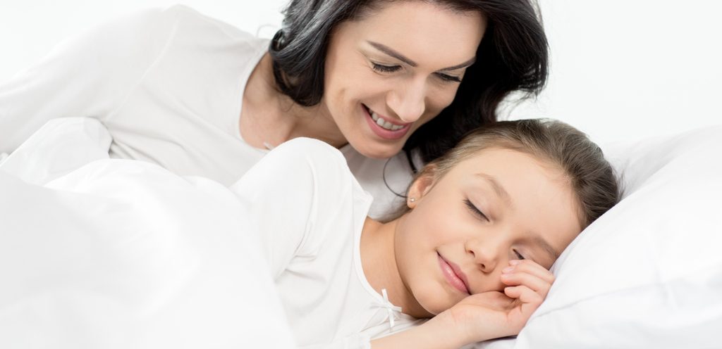 طفلة نائمة ووالدتها بجانبها
