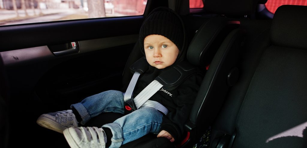 طفل في مقعد السيارة