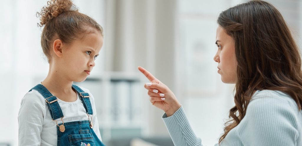 امرأة ترفع إصبعها في وجه طفلتها الغاضبة