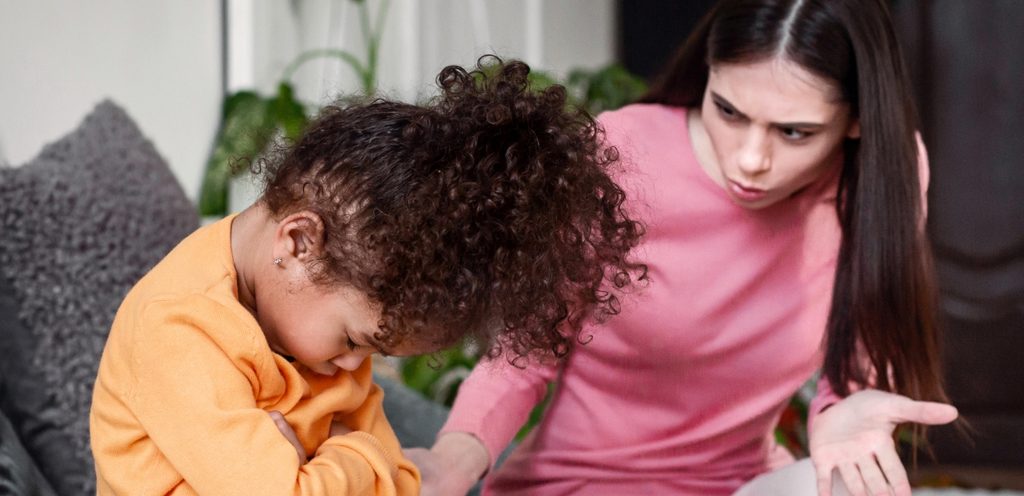 طفلة عنيدة ووالدتها توبّخها