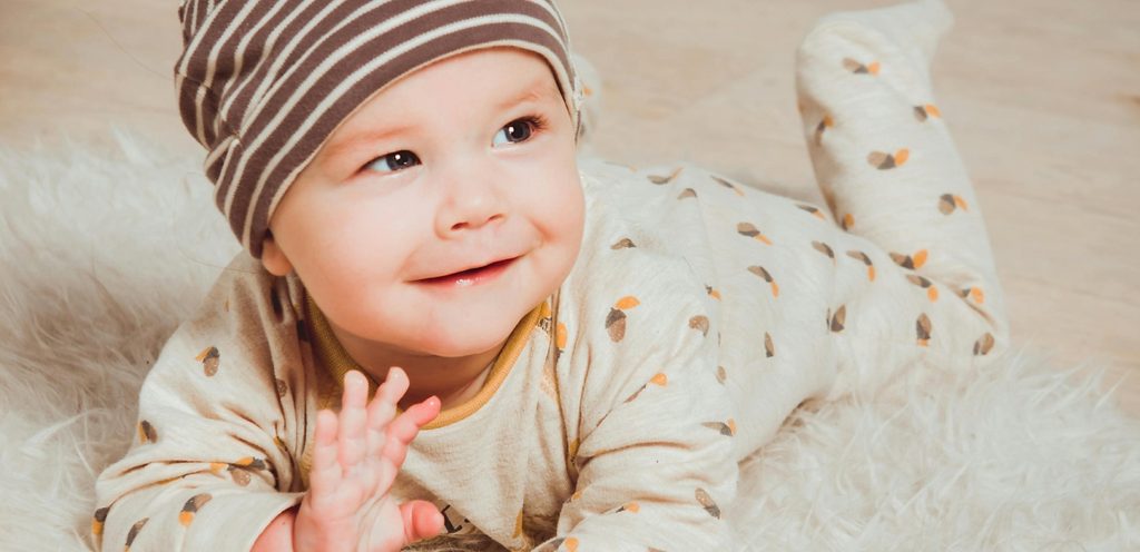 طفل رضيع مبتسم