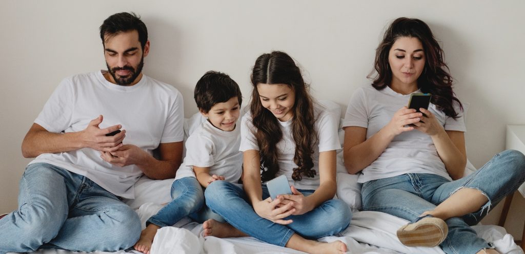 أفراد عائلة يستخدمون الهواتف