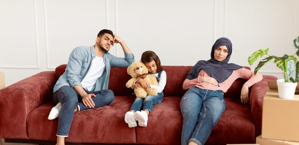 امرأة ورجل وابنتهما حزينون