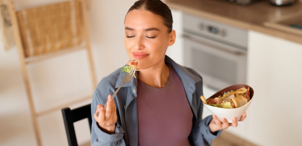 امرأة حامل تتناول الطعام