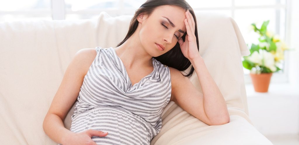 امرأة حامل حزينة