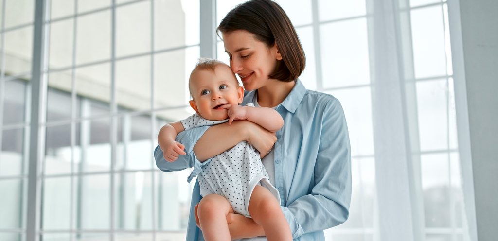 أم تحمل رضيعها