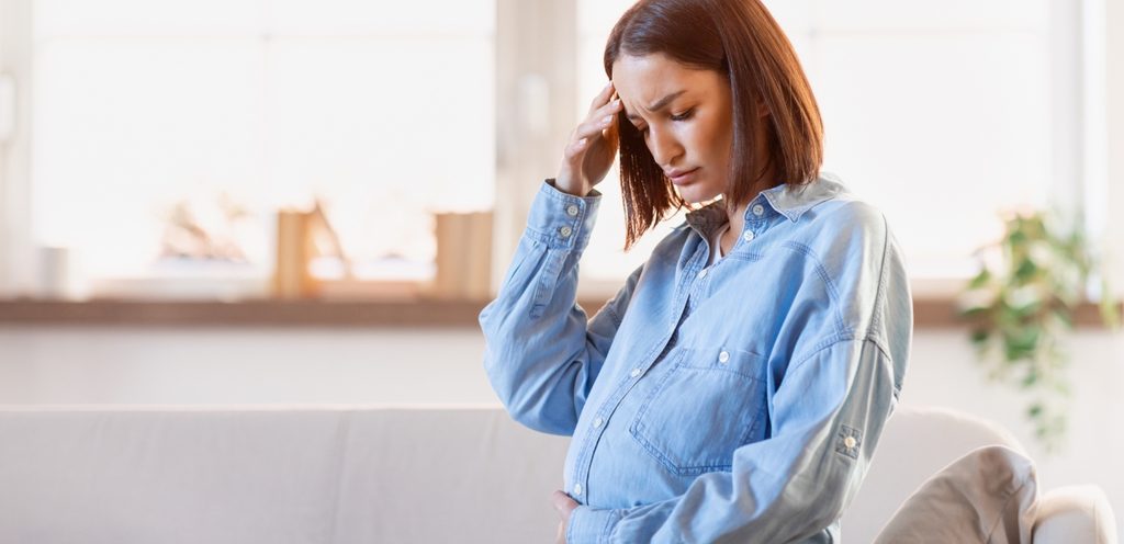 امرأة حامل حزينة