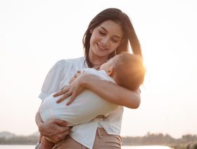 ما الذي يجعل مشاعر الأمومة مع الطفل فريدة لا تشبه أي حب آخر؟