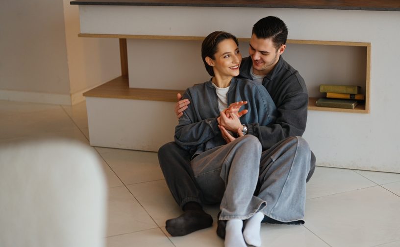 الاستماع أهم من الحلول.. هذا ما يريده منك زوجك فعلًا