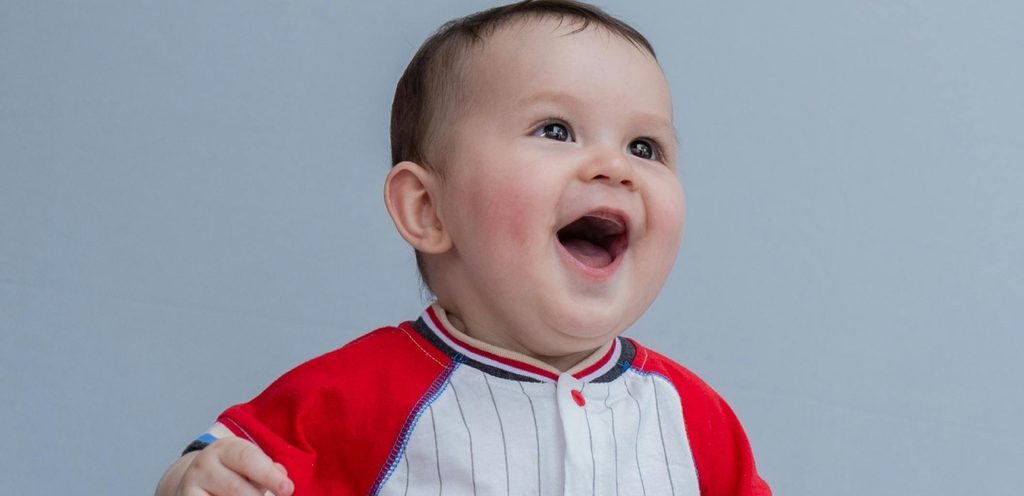 طفل رضيع سعيد