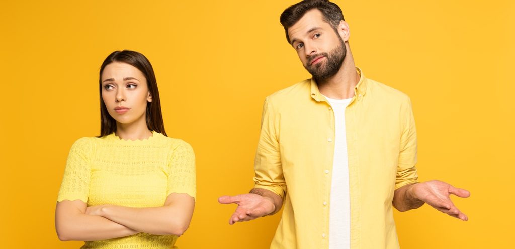 امرأة غاضبة ورجل متساءل