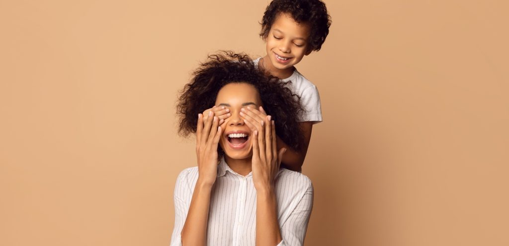 أم وطفلها سعيدان