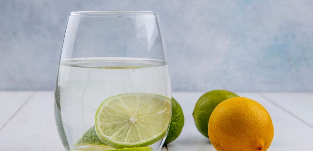 كوب من الماء والليمون