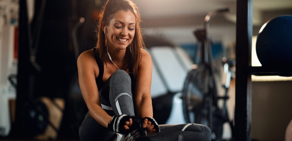 شابّة سعيدة في صالة الرياضة