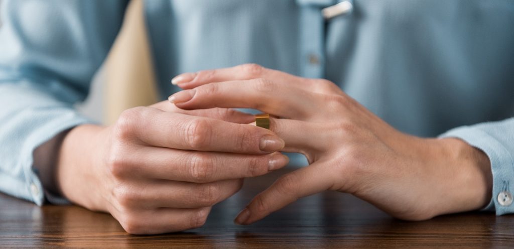 امرأة تخلع خاتم الزواج